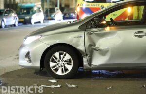 Bestuurder van bezorgscooter gewond na flinke aanrijding Vaillantlaan