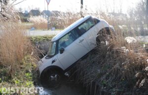 Geparkeerde auto rolt het water in op parkeerterrein van Wilhelminapark Hazepad Rijswijk