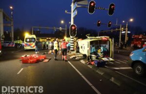 Ambulance op z’n kant bij aanrijding Hraniceplein Voorburg