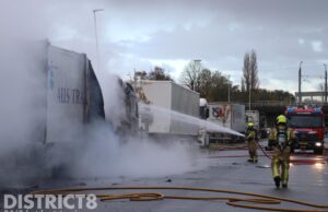 Vrachtwagen gaat volledig in vlammen op Snelliuslaan Bleiswijk