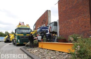Vrachtwagen rijdt gevel kapot Ambachtshof Nootdorp