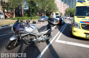 Schade na aanrijding tussen auto en motorrijder Prinses Beatrixlaan Rijswijk