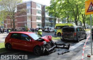 Twee lichtgewonden en flinke schade na kop-staart aanrijding Melis Stokelaan Den Haag