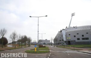 Beplating los gewaaid van het ADO Stadion en waait over straat Haags Kwartier Den Haag
