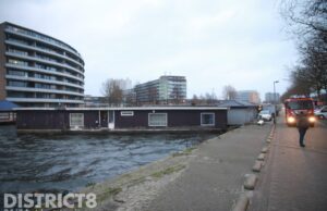Woonboten los geschoten van de kade Troelstrakade Den Haag