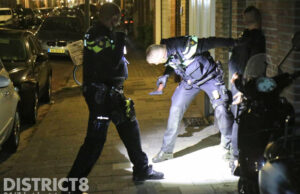 Drie aanhoudingen en ‘vuurwapen’ aangetroffen na melding van verdachte situatie Hollanderstraat Den Haag