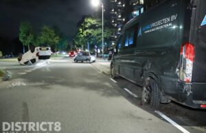 Auto op z’n kop nadat deze op geparkeerde bus klapt Loevesteinlaan Den Haag