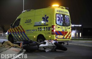 Motorrijder komt ten val bij aanrijding Burgemeester Elsenweg Honselersdijk