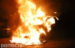 Geparkeerde auto brandt volledig uit Arnold Aletrinoplantsoen Den Haag