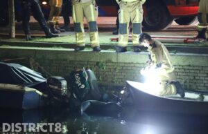 Grote inzet hulpdiensten voor deelscooter tussen bootjes Noordwal Den Haag