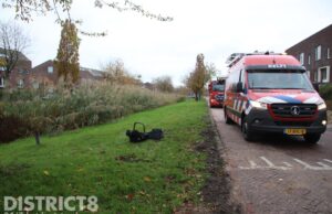 Hulpdiensten rukken uit na aantreffen maxi-cosi langs waterkant Anthony Fokkersingel Den Haag