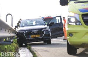 Automobilisten redden onwel geworden man uit auto A4 Den Hoorn