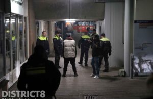 Politie trekt wapenstok bij onrust rond station Seghwaert Zoetermeer