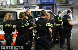 Agenten omsingelen woning na melding van overval Rosener Manzstraat Rotterdam