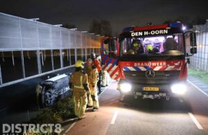 Auto belandt in de sloot Veenakkerweg Den Hoorn