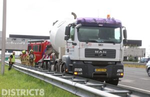 Brandweer rukt uit voor rokende remmen van betonmixer A12 Zoetermeer