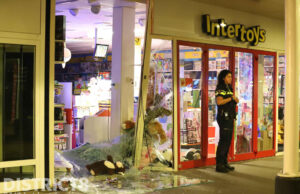 Deel van pui verwoest door ramkraak bij Intertoys Koningin Julianalaan Voorburg