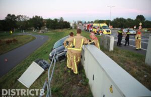 Auto belandt schuin op het talud na ongeval N470 Schipluiden