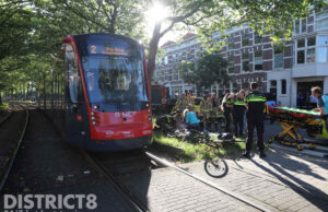 Fietser gewond bij aanrijding met tram 2 Loosduinseweg Den Haag