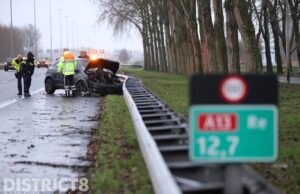 Veel schade nadat auto crasht tegen vangrail A13 Delft