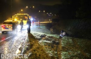 Auto komt in sloot terecht Landscheidingsweg(N440) Wassenaar