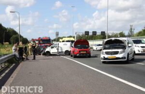 Schade na ongeval tussen vier voertuigen A13 Delft