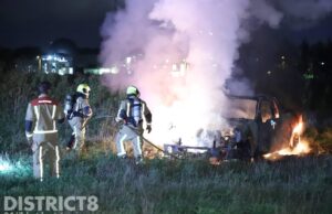 Pick-up uitgebrand op verlaten weiland Thijsseweg Delft
