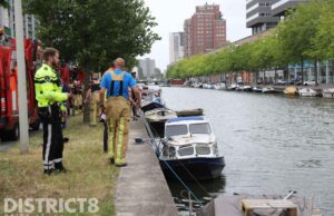 Brandweer zoek met man en macht naar te water geraakt persoon Neherkade Den Haag