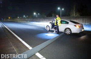 Dronken automobiliste rijdt zich vast op lichtmast na eerder ongeval N14 Wassenaar