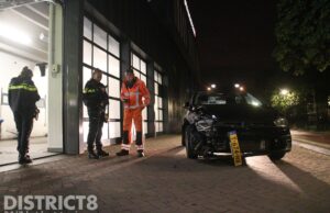 Zwaarbeschadigde auto aangetroffen voor de ingang van de ambulancepost Waldorpstraat Den Haag