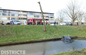 Oudere vrouw raakt te water met auto Nobellaan Pijnacker