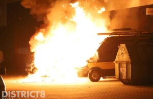 Twee bedrijfsbussen volledig uitgebrand na fikse brand Laan van Waalhaven Den Haag
