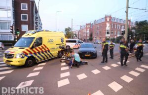 Scooterrijder schrikt van auto op kruising en komt hard ten val Juliana van Stolberglaan Den Haag