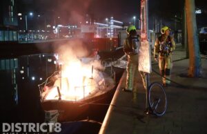 Bootje vliegt in brand langs Goudriaankade Den Haag