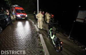 Hulpdiensten rukken groots uit voor melding voertuig te water Haringkade Den Haag