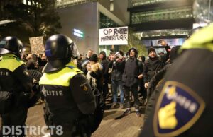 Opnieuw lawaaiprotest tijdens persconferentie Turfmarkt Den Haag