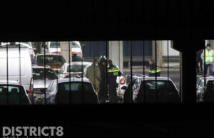 EOD doet urenlang onderzoek naar explosief in auto Zichtenburglaan Den Haag