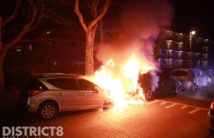 Twee auto’s total-loss door brand Paets van Troostwijkstraat Den Haag
