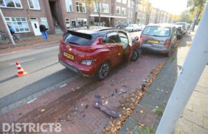 Automobilist rijdt tegen geparkeerde auto’s aan Mient Den Haag