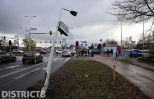 Bestuurder raakt onwel en ramt paal Lozerlaan Den Haag