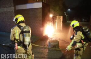 Kliko’s in brand gestoken tegen schutting Geerboogerd Delft