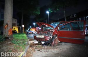 Auto knalt op boom: bestuurder gewond Blauw-Roodlaan Zoetermeer