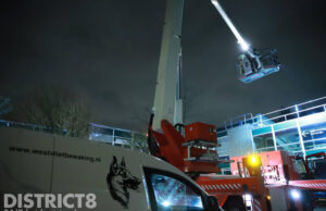 Politie omsingeld schoolgebouw door hangende tieners op dak Elzendreef Voorburg