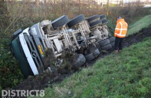 Cementwagen kantelt en belandt in berm Woudseweg De Lier