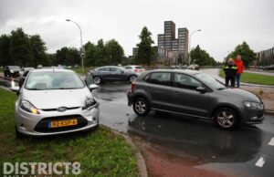Lichtgewonde na aanrijding tussen twee auto’s Ypenburgse Boslaan Den Haag