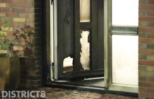 Voordeur zwaar beschadigd na ontploffing vuurwerk Van Coehoornschans Zoetermeer
