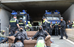 Politie arresteert honderden klimaatactivisten na blokkade Extinction Rebellion A12 Den Haag