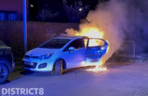 Geparkeerde auto total-loss door brand Torenvalklaan Den Haag