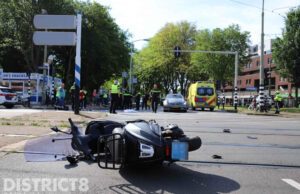 Scooterrijdster (19) overleden in het ziekenhuis na aanrijding auto Loosduinsekade Den Haag