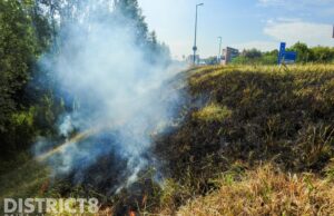 Forse rookontwikkeling bij twee bermbranden tussen Maassluis en Maasdijk